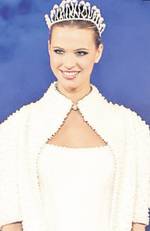 Moni a rămas doar cu ochelarii de soare