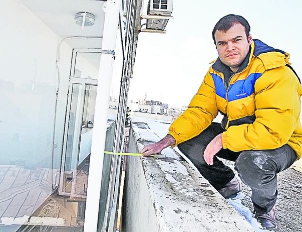 Am măsurat distanţa dintre clădirea nou-construită şi blocul de locuinţe: 15 cm