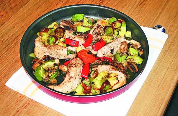 Gătește la cuptor… combinând cu imaginație carne de pui și legume