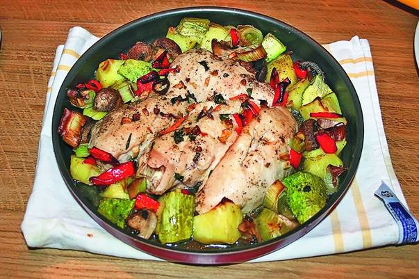 Gătește la cuptor… combinând cu imaginație carne de pui și legume