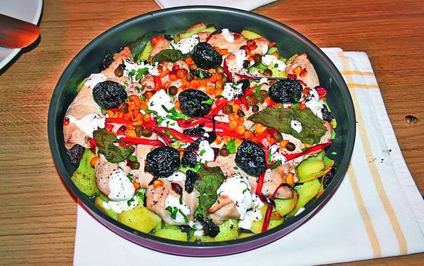 Gătește la cuptor… combinând cu imaginație carne de pui și legume