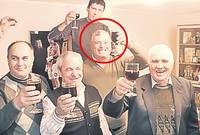 Ștefan Bute (medalion) ciocnește cu rudele un pahar în cinstea fiului său