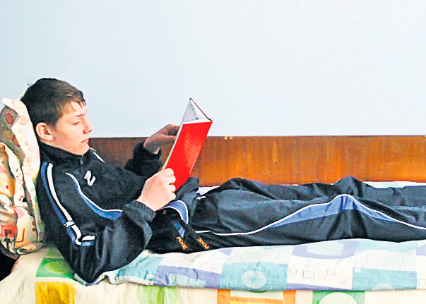 Seara, dupå antrenamente, Mådålin citește materia pentru școalå