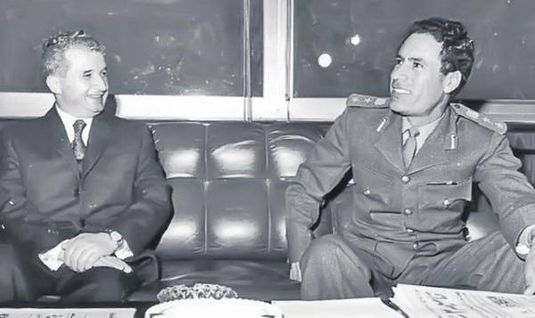 Nicolae Ceauşescu (stânga) a avut relaţii extrem de bune cu Muammar al Gaddafi. Colonelul a vizitat de multe ori România, această poză fiind realizată în 1986, la Bucureşti