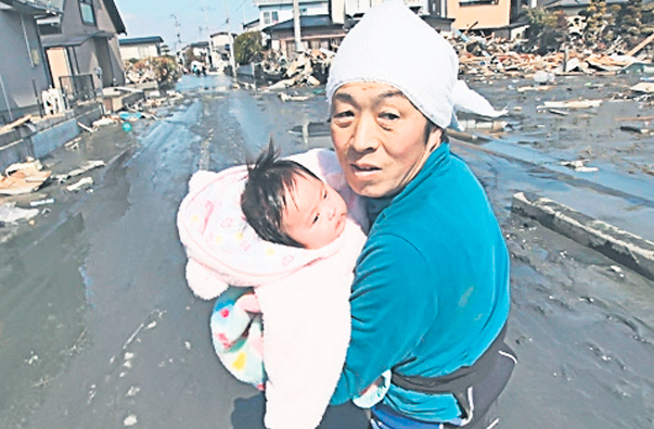 Tatăl își ține în brațe fiica de doar patru luni, scoasă de sub dărâmături