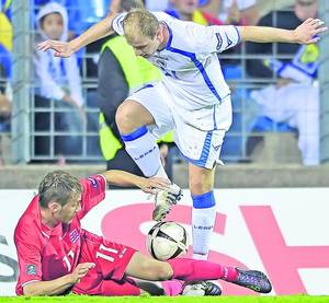 Ibricici (dreapta), aici în duel cu luxemburghezul Colette, este unul dintre cei mai duri mijlocași ai naționalei Bosniei