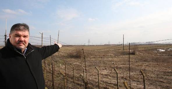 2-	Florin Georgescu, preşedintele Asociaţiei Florarilor, ne arată terenul pe care se vor construi serele