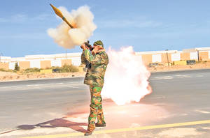 Libia se supune? Ieri, speriat, guvernul lui Gaddafi a bătut în retragere, anunţând încetarea focului