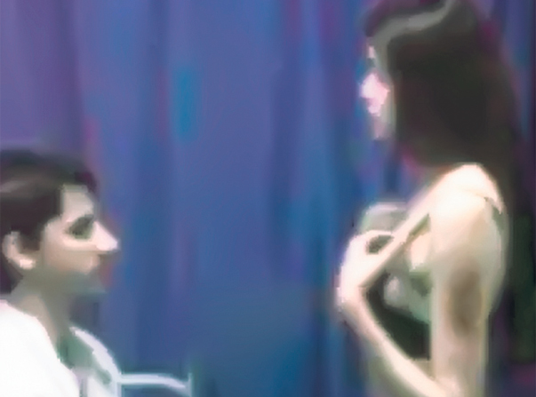 Moni îi arată medicului vânătăile