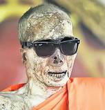 Mumia zâmbăreaţă le aduce noroc