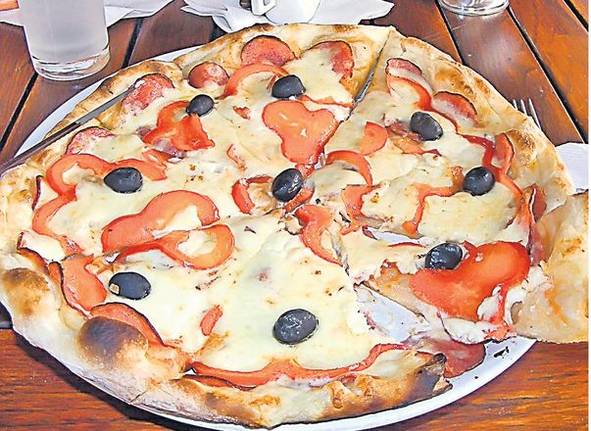 Un clujean face bani buni pe seama fostului dictator. Vinde «Pizza Ceauşescu»!