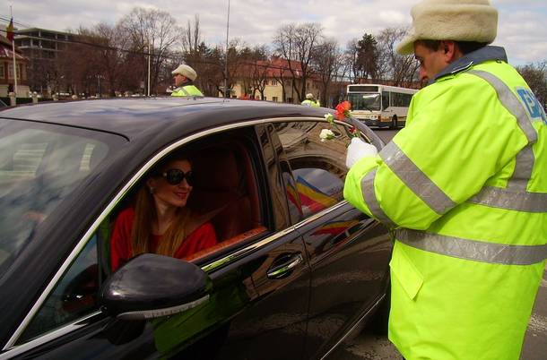 Poliţiştii de la rutieră au împărţit flori şoferiţelor 