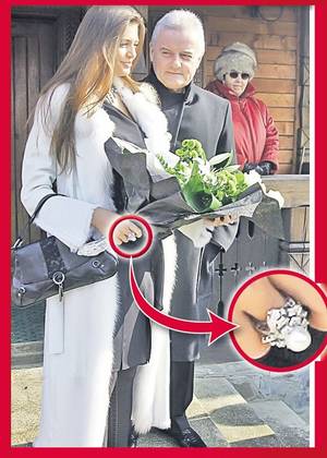 Moni a primit de la Iri inelul de logodnă (medalion) pe care, cu puţină vreme înainte, acesta îl recuperase de la Blanche