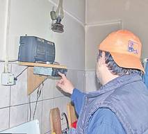 și a instalat la locul de muncă un radio care să-i mai aline singurătatea
