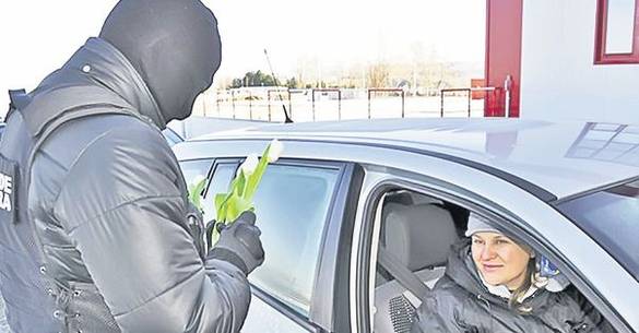 C ând a våzut mascatul venind la fereastra din dreapta a mașinii, unde are volanul, aceastå șoferițå s-a cam speriat, dar s-a bucurat apoi la vederea florilor