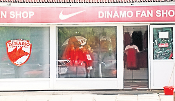 Dinamoviștii se spală pe mâini și spun că ar fi primit mingile și fularele, pe care nu le-au controlat, de la magazinul clubului