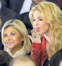 Deși fanii Realului o huiduiau copios, Shakira (dreapta) a gåsit puterea să-i trimită “bezele” lui Pique, iubitul ei