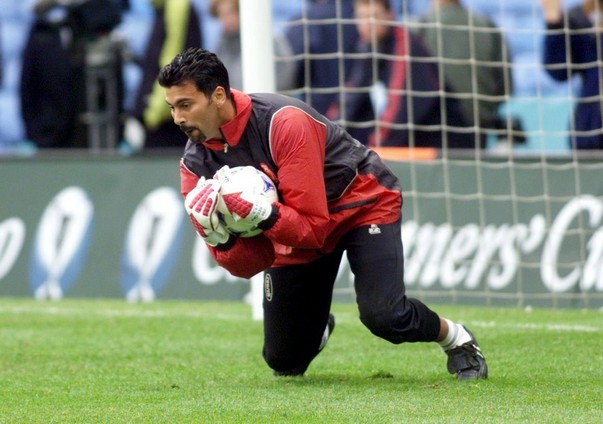 Ei au schimbat mingea de fotbal cu Biblia