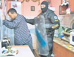 Procurorii DIICOT au reţinut, ieri, mai mulţi contrabandişti de arme