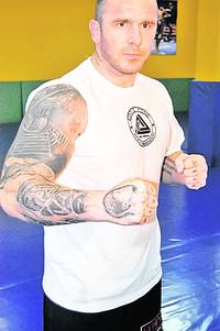 Cătălin Zmărăndescu şi-a tatuat chipul copiilor pe pumni