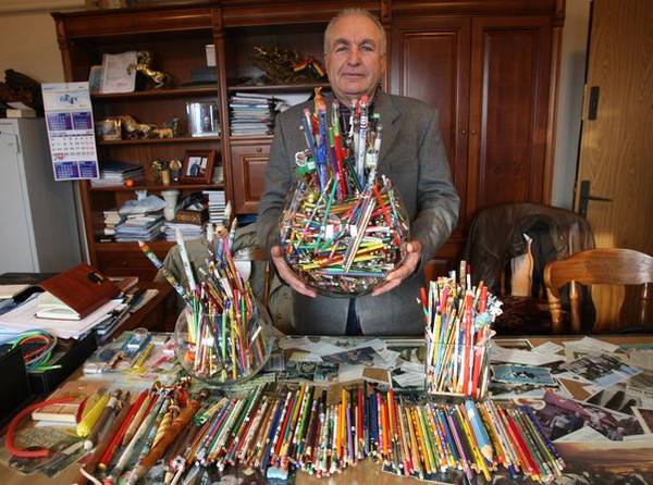 Au pasiuni mai puţin obişnuite: strâng doze de suc, telefoane vechi şi creioane