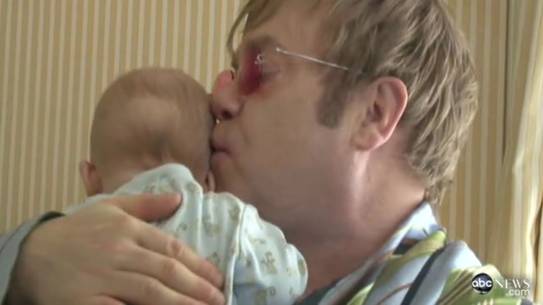 Foto | Ce drăgăstos e Elton John cu fiul său!