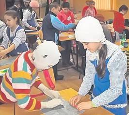 Colegii de la școalå o ajutå pe Cristina, care este incomodatå de månușile de protecție