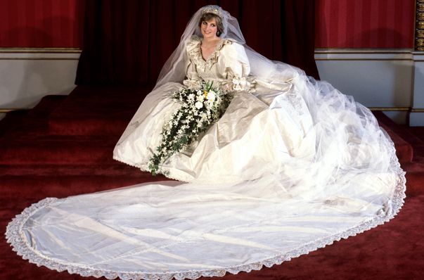 Lady Diana mireasă Karl Lagerfeld: "Rochia de mireasă purtată de Kate, mai rafinată decât a Dianei"