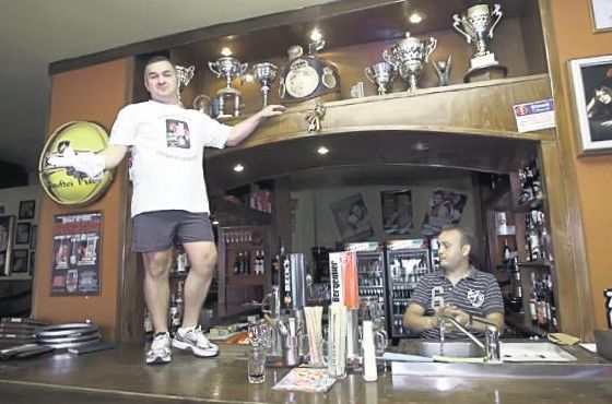 Leonard Doroftei pune în ramă prosopul antrenorului său