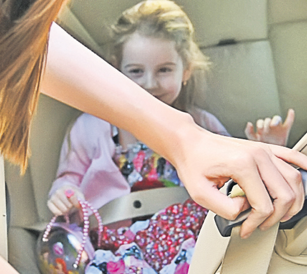 Moni i-a pus centura Irinei