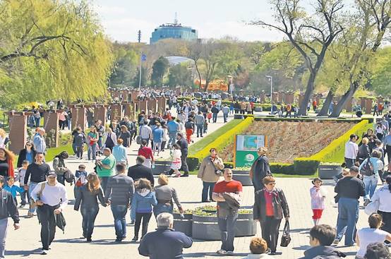 Foto | De Paște, bucureștenii s-au înghesuit în parcuri şi la grătare