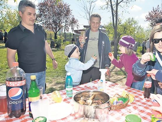 Foto | De Paște, bucureștenii s-au înghesuit în parcuri şi la grătare