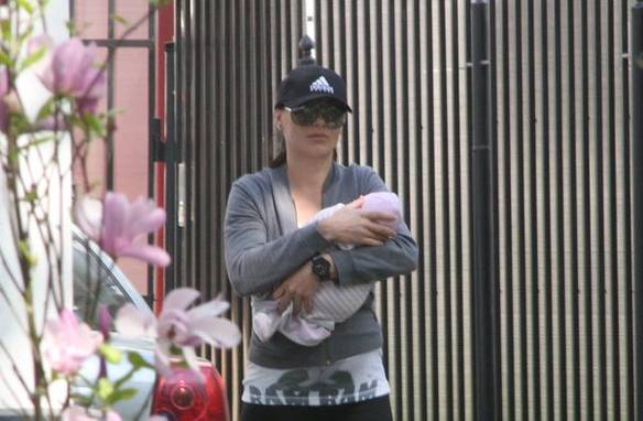 Mămici celebre care au avut curaj să-și crească singure copiii