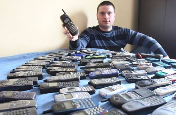 Au pasiuni mai puţin obişnuite: strâng doze de suc, telefoane vechi şi creioane