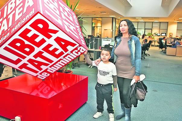 Narcisa, femeia cu care trăia Guță, ne-a vizitat la redacție pentru a se plânge că fiul ei și al manelistului a fost lăsat de izbeliște de cântăreț