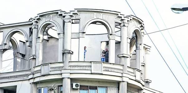 Mai mulţi bucureşteni s-au cocoţat pe acoperişul unui bloc de lângă scenă, pentru a vedea concertul
