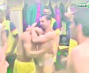 Jucătorii din Ghencea, dezbrăcați în vestiar, imediat după victorie (captură: sport.ro)