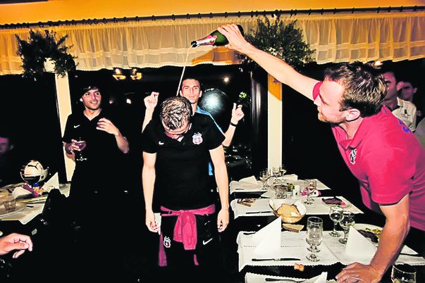 De fericire, steliștii și-au turnat șampanie pe cap