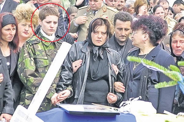 Mr. dr. Elena Popescu (medalion) a ținut-o de mână pe Cornelia, văduva eroului Lixandru, marți, la înmormântare