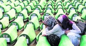 Văduvele musulmanilor, prăbușite peste sicriele celor uciși