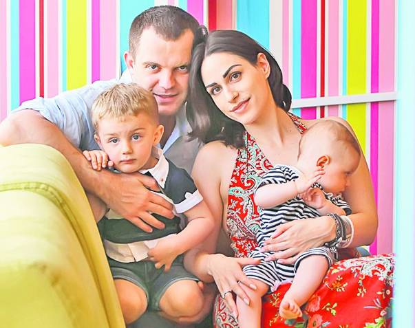 Ana Măiţă, împreună cu soţul şi cu cei doi copii născuţi acasă / fotografii: Unica