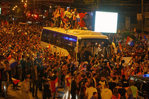 Fotbaliștii Oțelului au sărbătorit titlul de campioni ai României în stil de mare echipă. Autocarul cu care au defilat prin Galați a fost asaltat de fani, care 