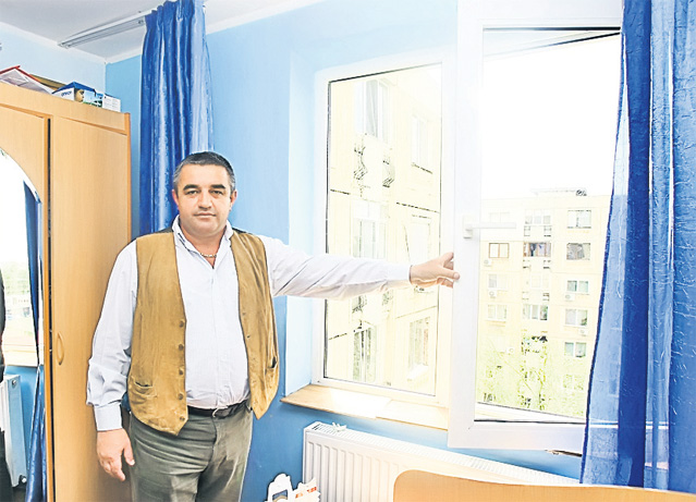 Cutremurul de ieri a băgat spaima în români: «Săriţi! Se mişcă lustra!»