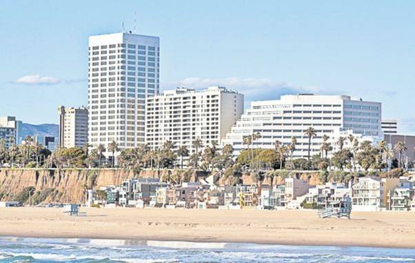 Apartamentele de lux din Los Angeles au vedere spre plaja de la Oceanul Pacific