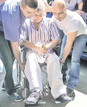 Chiar și polițiștii care îl escortau l-au tratat pe Vîntu ca pe o vedetă, purtându-l pe brațe cu tot cu cărucior, până în sala de judecată, atunci când a trebuit să fie audiat de magistrați