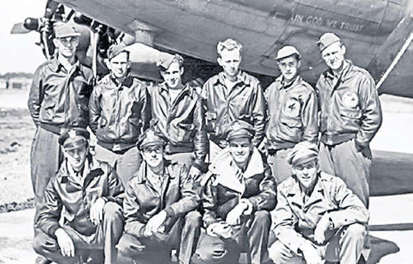Corneliu Chima (rândul de jos, al doile din dreapta) și echipajul său cu care a bombardat orașul Hamburg în 1943