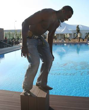 Bodyguard-ul Tinei Turner s-a răcorit la piscină, în Bucureşti 