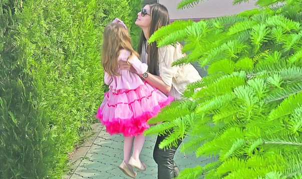 Monica o învață pe Irina cum se fac copiii