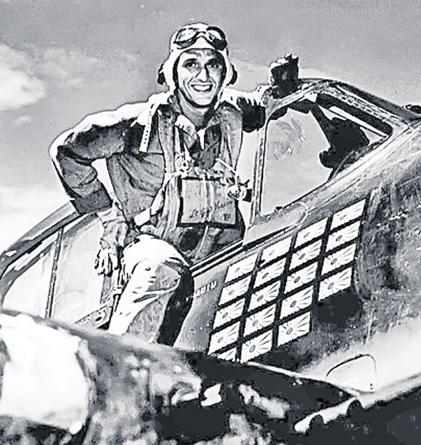 Alex Vraciu și avionul său pe care a bifat victimele făcute în rândul japonezilor