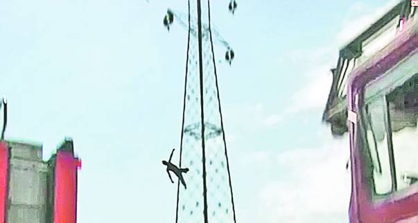 Bărbatul electrocutat a picat de pe stâlp